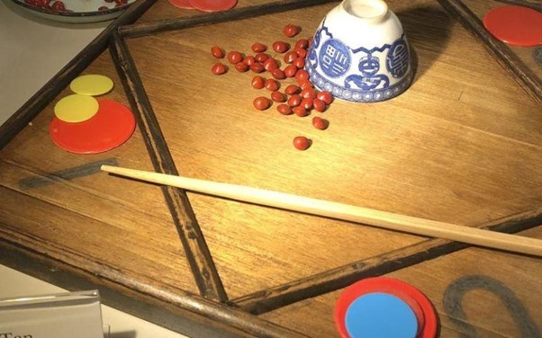 Hình ảnh một nhóm người đang chơi game cùng nhau, thể hiện sự tương tác và trao đổi kinh nghiệm.